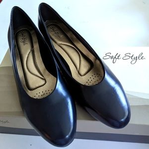 Soft Style Hush Puppies Angel II Navy Kitten Heel Pumps Size 9 EW